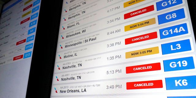 Las pantallas de información de vuelos de American Airlines muestran información de vuelos, incluidos vuelos cancelados y retrasados, en el Aeropuerto Internacional O'Hare de Chicago, el jueves 22 de diciembre de 2023.