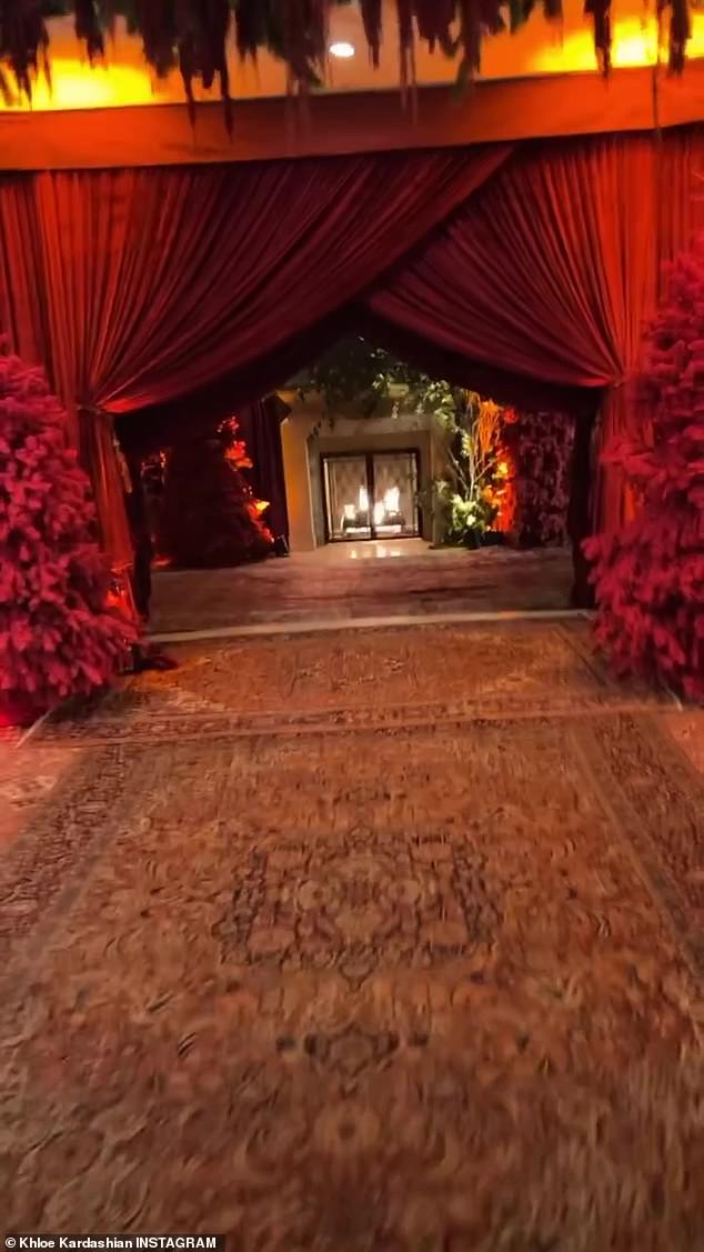 Roaring Hearth Fire: los visitantes ingresarán a través de una serie de pasillos cavernosos bordeados de árboles de Navidad carmesí y adornados con alfombras suntuosamente diseñadas.