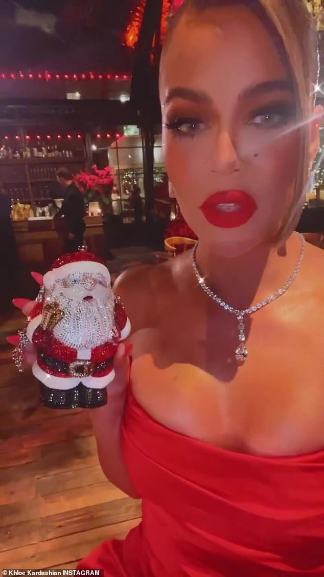 Bomba tetona: las publicaciones de Khloe Kardashian en las redes sociales han arrojado algo de luz sobre los lujos sexys que se dan con la indulgencia de los asistentes a la fiesta.