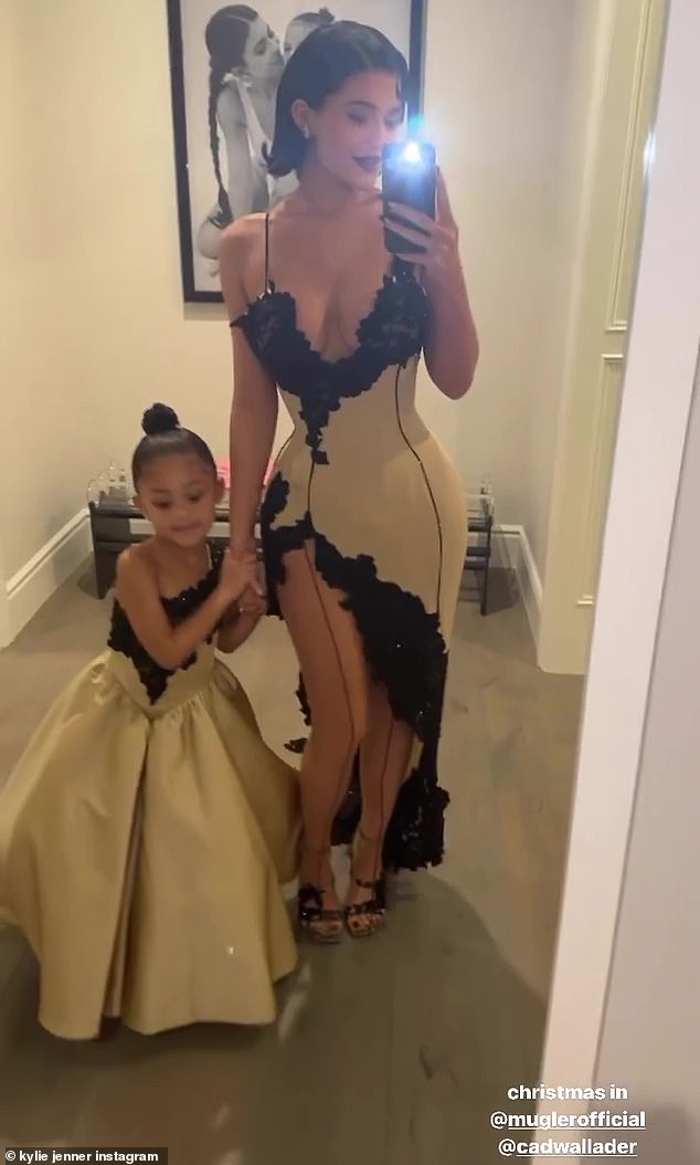 TAN DULCE: Kylie Jenner y su hija de cuatro años, Stormi, usaron atuendos a juego para el Kardashian Blowout en Nochebuena