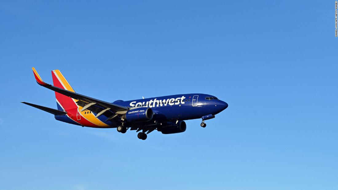 La interrupción de Southwest Airlines dejó a los clientes varados y los centros de llamadas se inundaron