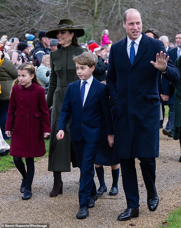 George camina confiado con su padre, el Príncipe de Gales, para saludar a los simpatizantes en Navidad.