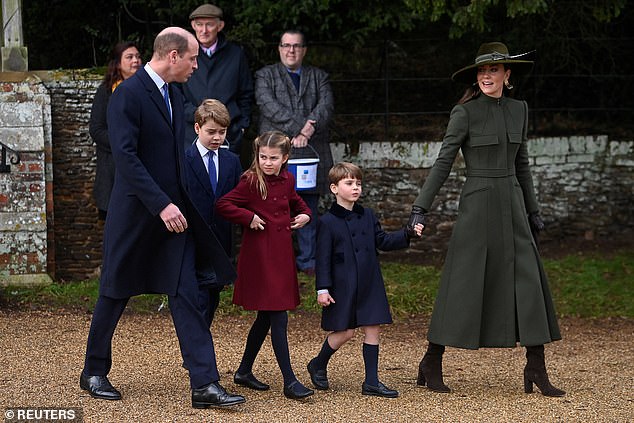 La princesa de Gales camina junto a su hijo menor, Louis, en su tradicional paseo navideño.
