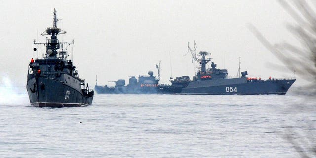 Barcos de la armada rusa atracaron en la bahía de Sebastopol el 4 de marzo de 2014. Las fuerzas rusas han rodeado las bases militares ucranianas en Crimea, ya que la región autónoma de habla rusa se ha sumido en la agitación después de la destitución el mes pasado del presidente Viktor Yanukovych, respaldado por Moscú. 