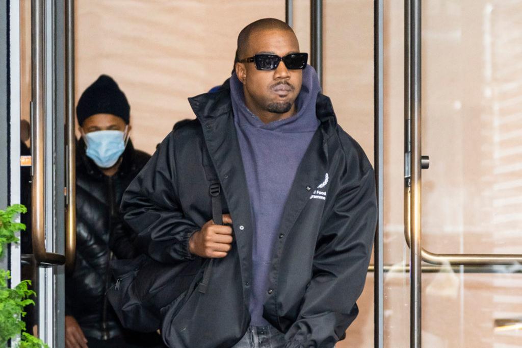 Exgerente de negocios intenta servir a Kanye West 'desaparecido' con una demanda