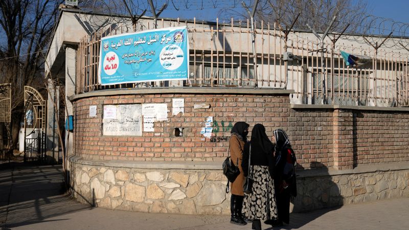 Una profesora universitaria en Kabul rompe sus diplomas en la televisión en vivo en protesta por la prohibición de la educación de las mujeres por parte de los talibanes.
