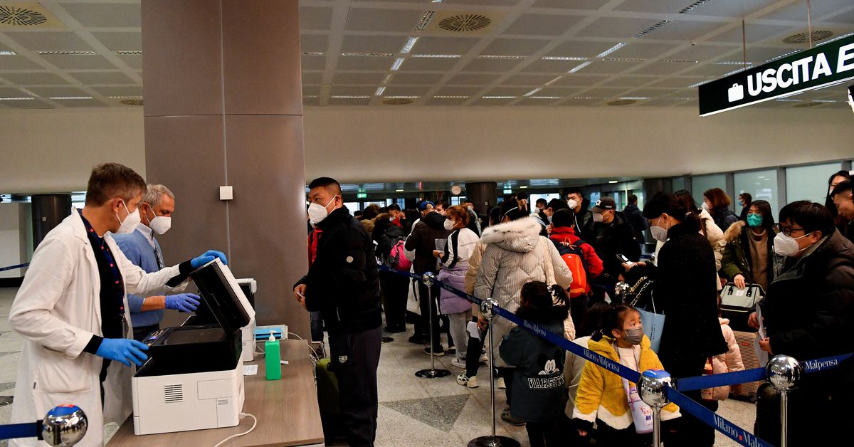 Los medios estatales hacen cumplir las restricciones de viaje por el coronavirus contra los visitantes chinos discriminatorios