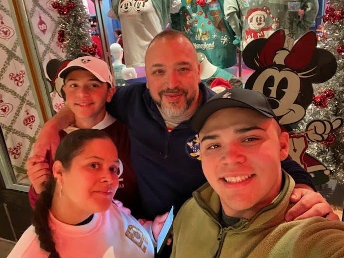 La familia se dirigió a Tokio para visitar Disney y celebrar el cumpleaños número 21 de su hijo 'devastada' y salió con $ 7,000 después de que Southwest canceló su viaje