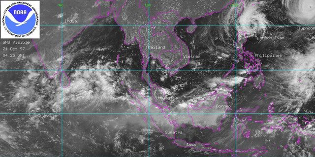 Esta imagen satelital publicada por la Administración Nacional Oceánica y Atmosférica (NOAA) el 21 de octubre muestra el humo de los incendios forestales masivos sobre las islas indonesias de Borneo y Sumatra. 