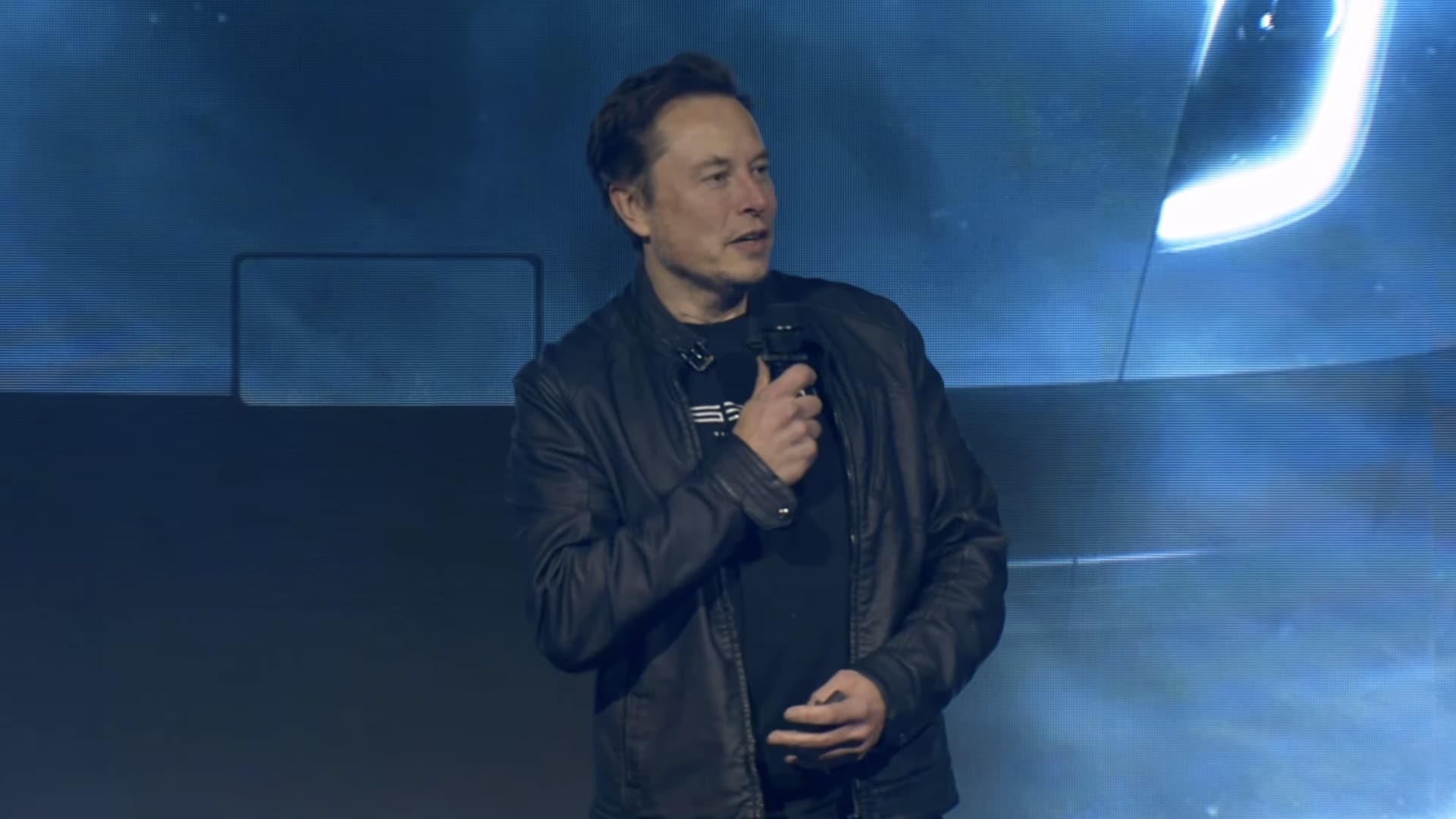 El CEO de Tesla, Elon Musk, inicia los primeros envíos de semirremolques