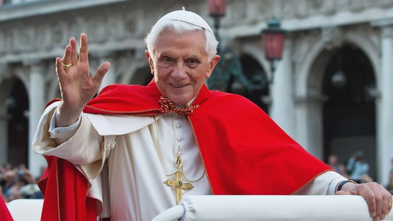 El Papa Francisco dice que el ex Papa Benedicto está "muy enfermo"