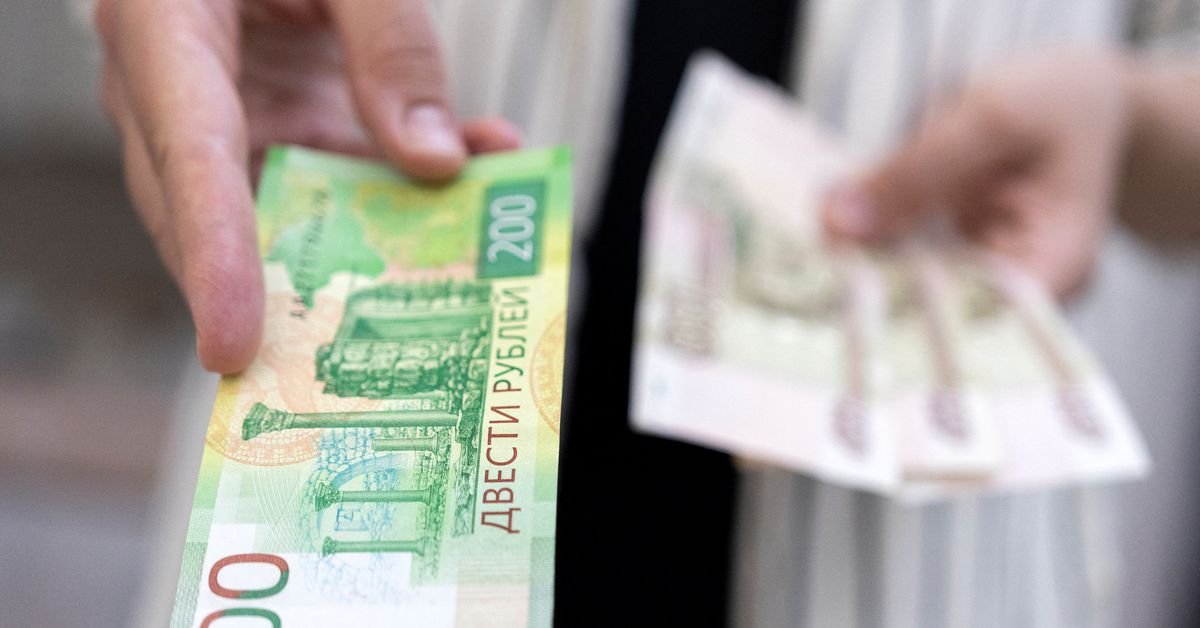 El rublo cayó a un mínimo de ocho meses frente al dólar.