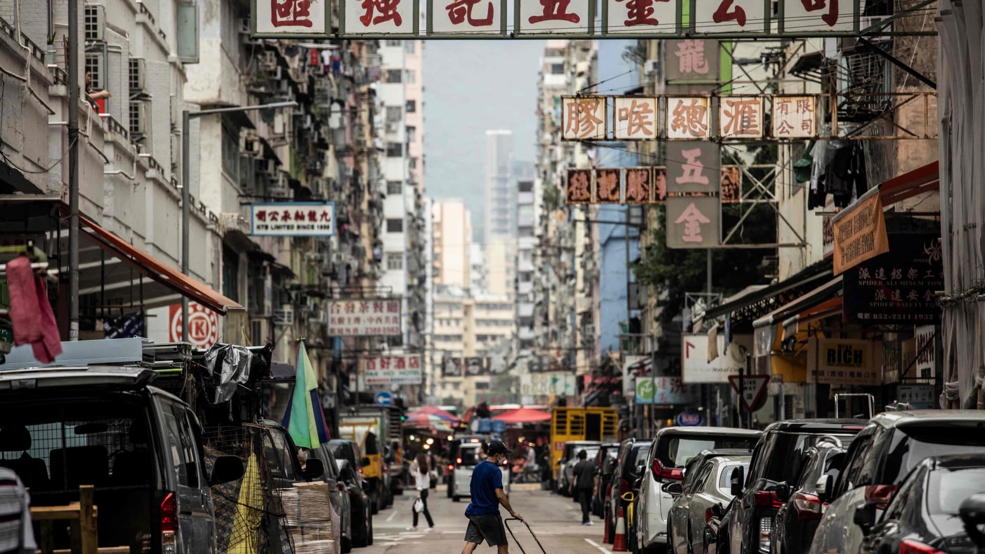 Las acciones de Hong Kong subieron casi un 3% después de que los informes dijeron que la ciudad estaba considerando flexibilizar una ley Covid