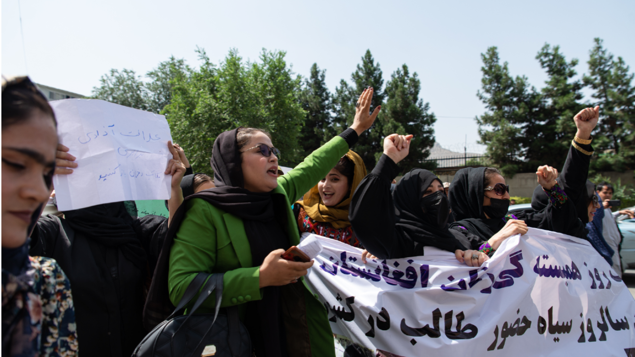 Las principales ONG dejaron de operar en Afganistán después de que los talibanes prohibieran a las trabajadoras