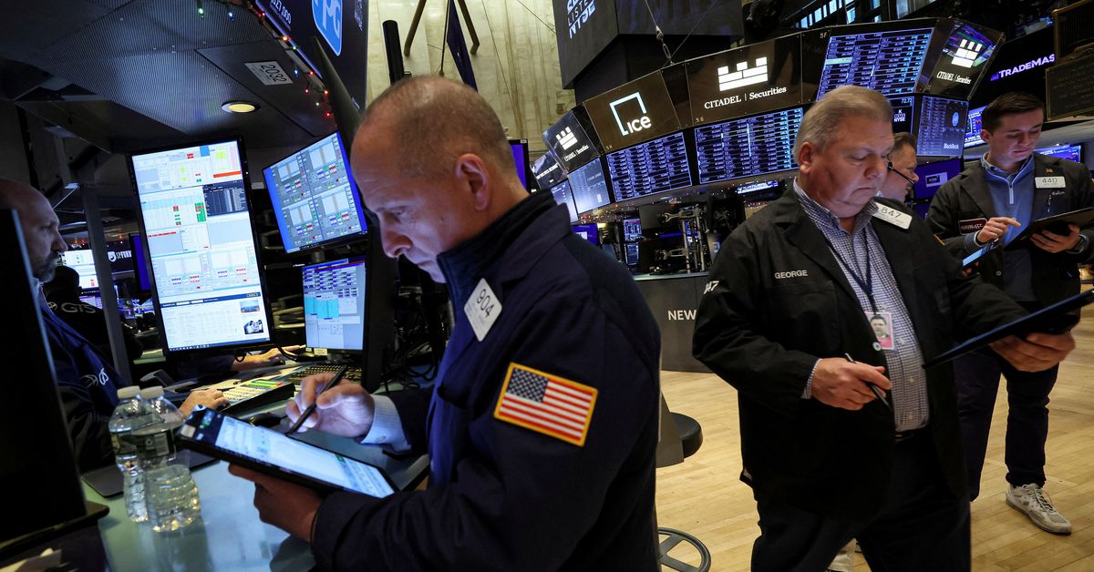 Wall Street mixto puso bajo presión al Dow al vender acciones de Salesforce