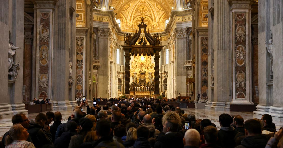 Decenas de miles observan el cuerpo del ex Papa Benedicto
