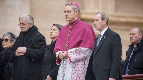 Miembros de los fieles, incluido Georg Gänswein (segundo desde la derecha), arzobispo de Curia y secretario privado durante mucho tiempo del difunto Benedicto, están en la audiencia.