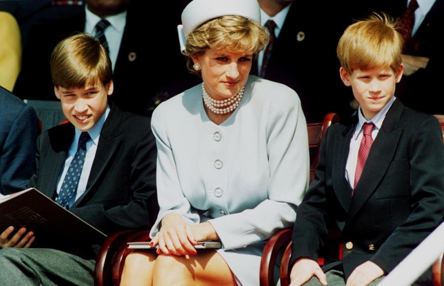 La princesa Diana sentada entre el príncipe Harry y el príncipe William