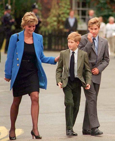 La princesa Diana camina con el príncipe Harry y el príncipe William