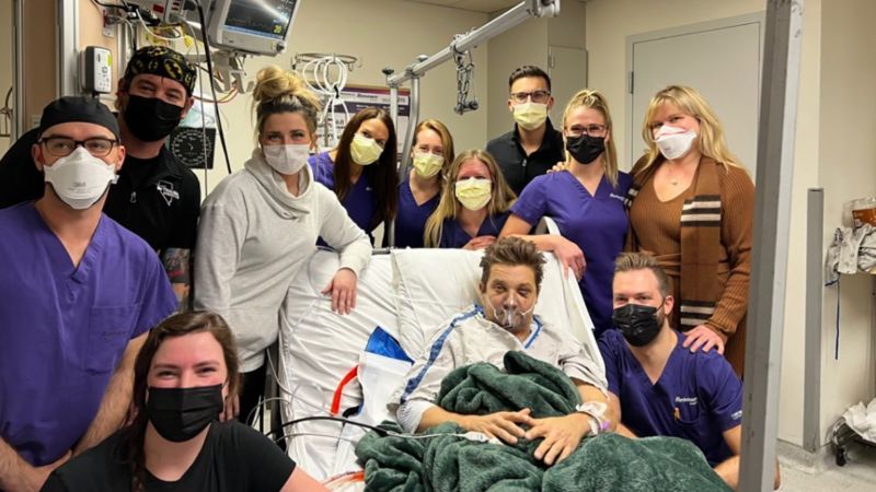Jeremy Renner celebra su 52 cumpleaños en el hospital después de un accidente de nieve