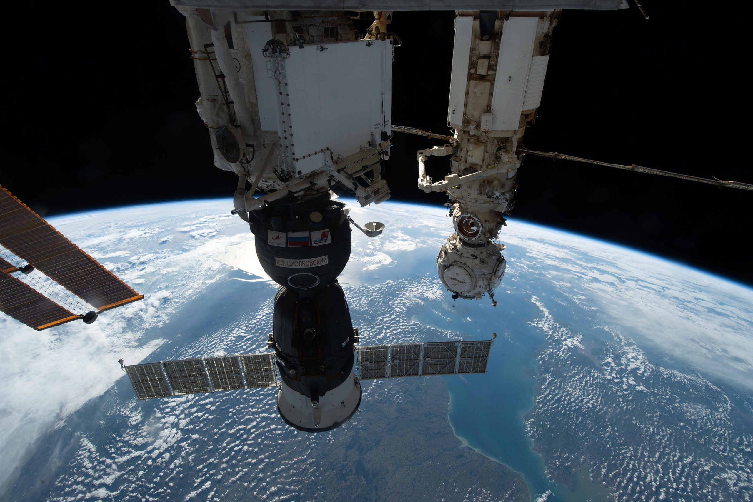 Rusia envía una nave espacial para rescatar a la tripulación de la Estación Espacial Internacional después de que la Soyuz dañada fuera declarada 'inviable'
