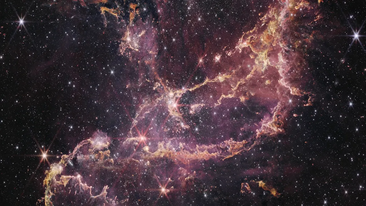 NASA Webb revela formación de estrellas en cúmulos de 'cintas de polvo'
