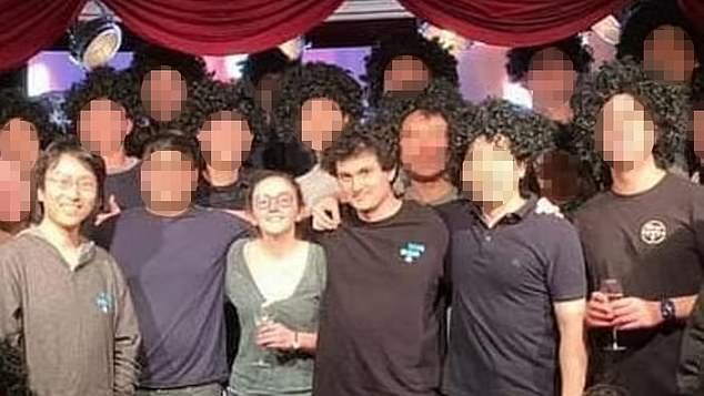 DailyMail.com reveló una foto de marzo de 2021 que muestra al SBF, de 30 años, con su brazo alrededor de su ex novia Caroline Ellison, de 28 años, de su 29 cumpleaños.  En la foto con el cofundador de FTX, Gary Wang (izquierda)