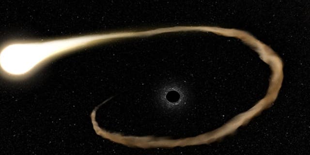 Los gases exteriores de la estrella son atraídos hacia el campo gravitatorio del agujero negro.