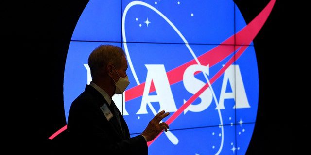 El administrador de la NASA, Bill Nelson, habla durante una visita al Centro de Vuelo Espacial Goddard de la Administración Nacional de Aeronáutica y del Espacio (NASA) el 5 de noviembre de 2021, en Greenbelt, Maryland. 