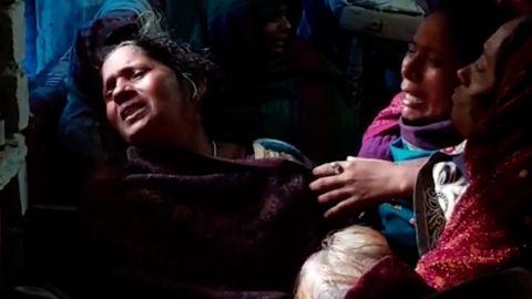 Los familiares en duelo lloran después de que el vuelo 691 de Yeti Airlines se estrellara el 15 de enero.