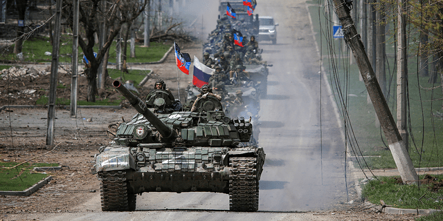 Un convoy de fuerzas prorrusas avanza por una carretera en Mariupol, Ucrania, el jueves 21 de abril.