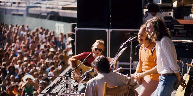 (LR) Stephen Stills, Neil Young, David Crosby y Graham Nash de Crosby Stills Nash & Young se presentan en el escenario del Oakland Coliseum el 13 de julio de 1974 en Oakland, California.