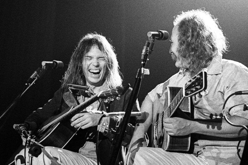 Neil Young rinde homenaje al difunto compañero de banda David Crosby después de años de estrés: "Recuerda los mejores tiempos"