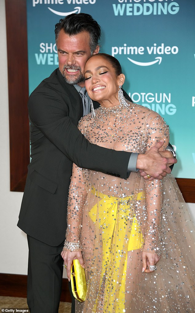 Aterrador: Jennifer Lopez, de 53 años, reveló que tuvo una experiencia cercana a la muerte mientras filmaba su nueva película Shotgun Wedding, ya que el coprotagonista Josh Duhamel, de 50 años, la salvó de caer por un precipicio.