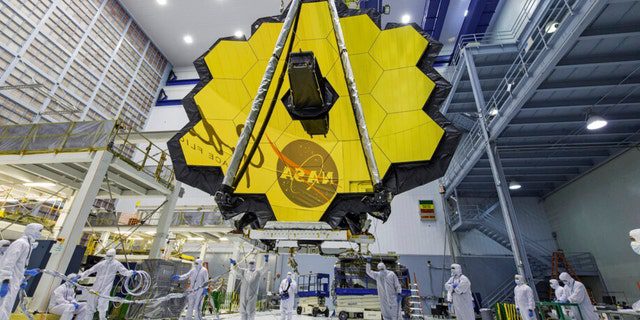 En esta imagen del 13 de abril de 2017 proporcionada por la NASA, los técnicos levantan el espejo del Telescopio Espacial James Webb usando una grúa en el Centro de Vuelo Espacial Goddard en Greenbelt, Maryland.