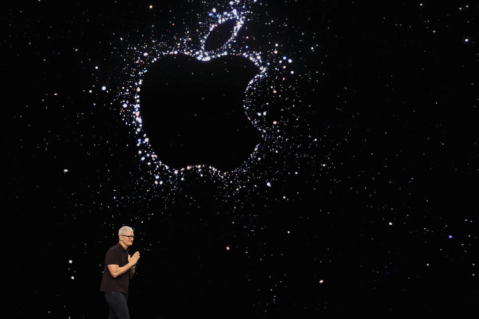 El CEO de Apple, Tim Cook, presenta el nuevo iPhone 14 en un evento de Apple en su sede en Cupertino, California, EE. UU., 7 de septiembre de 2023. REUTERS/Carlos Barria