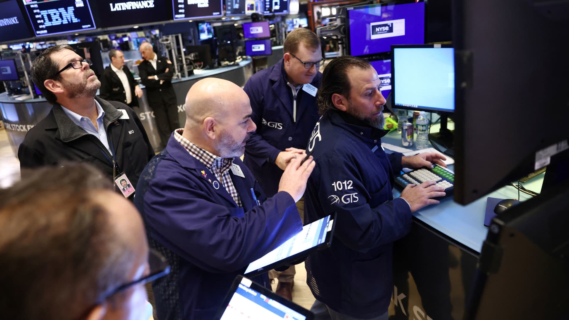 Los futuros de acciones cotizan a la baja después de que el Dow Jones registrara una racha ganadora de cinco días