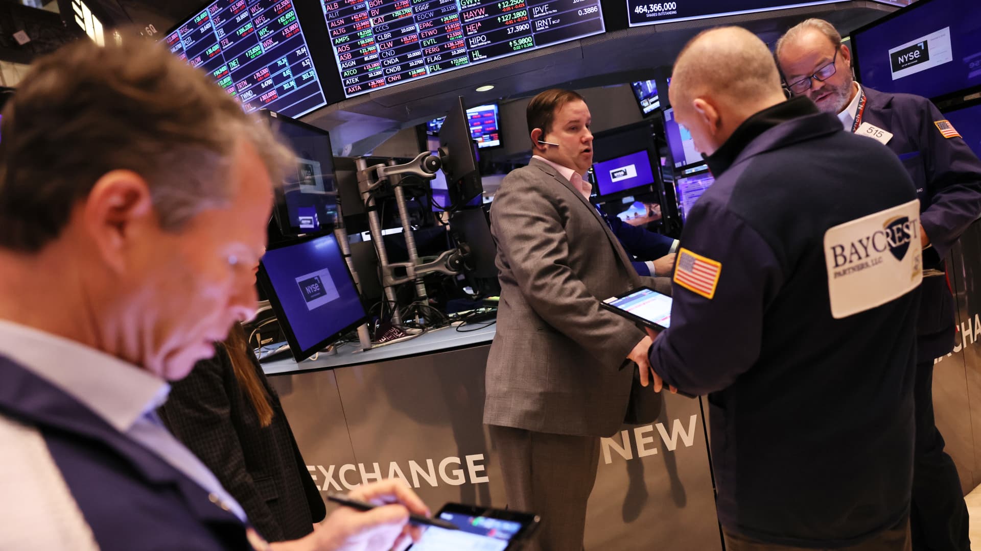 Los futuros de acciones están subiendo después de que el Dow Jones cayó durante el año