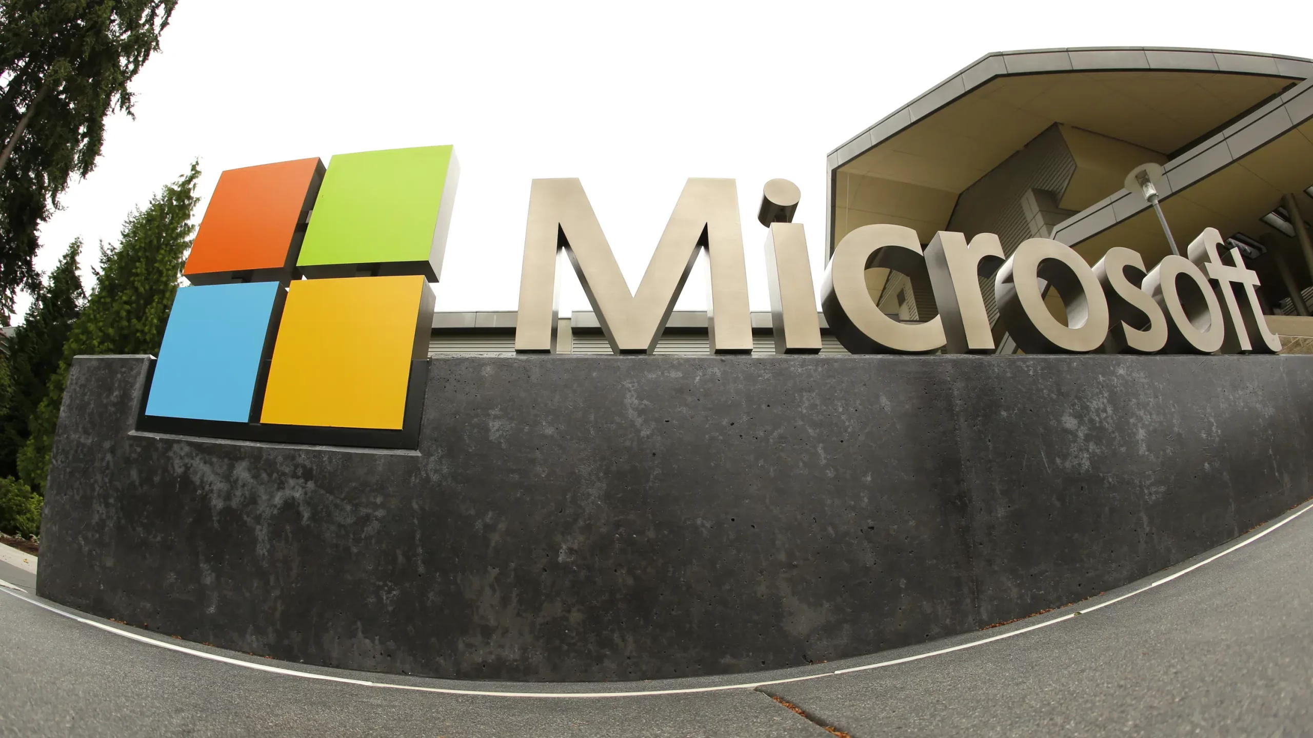 Propagación de recortes de empleo en el sector tecnológico, Microsoft ofrece 10 mil puestos de trabajo
