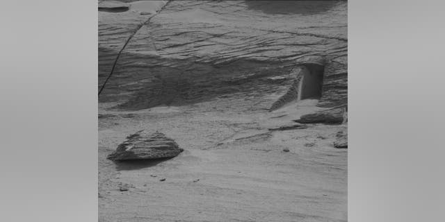 El rover Curiosity de la NASA capturó una imagen de lo que parece ser una puerta en Marte el año pasado. 