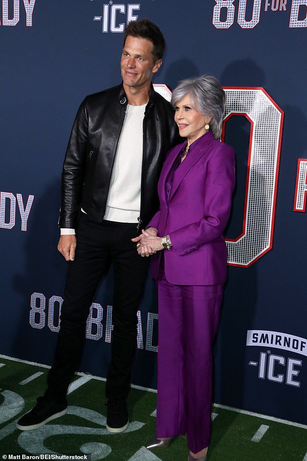 El look de Tom: Brady salió con una camiseta blanca debajo de una chaqueta de cuero negra, mientras posaba con algunas de las estrellas de la película, incluida Jane Fonda.