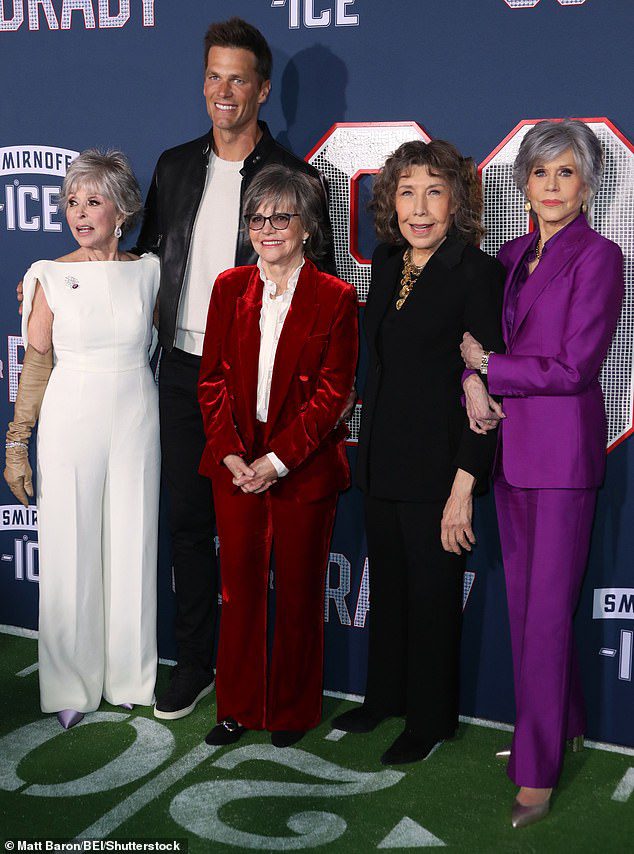 Tom y el elenco: Tom Brady posa con Rita Moreno, Sally Field, Lily Tomlin y Jane Fonda a los 80 en el estreno de The Brady