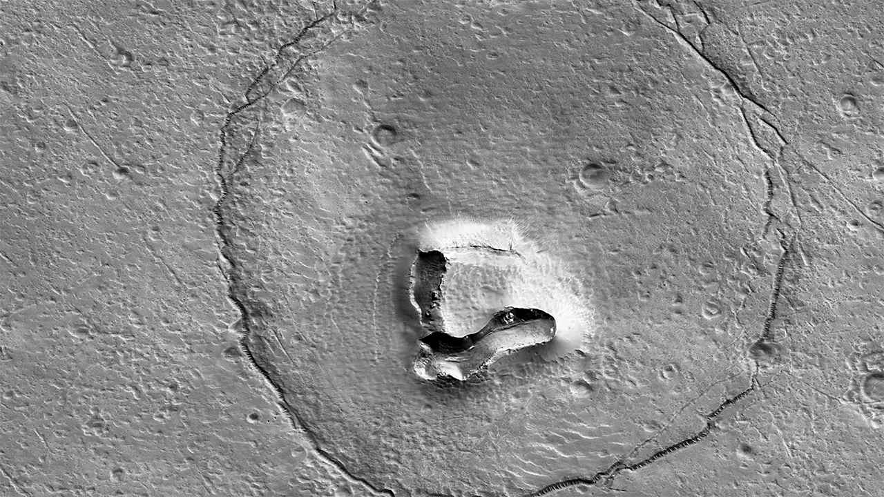 La NASA toma una foto de una "cara de oso" en Marte