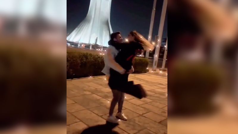 Una pareja iraní ha sido encarcelada por bailar en la calle