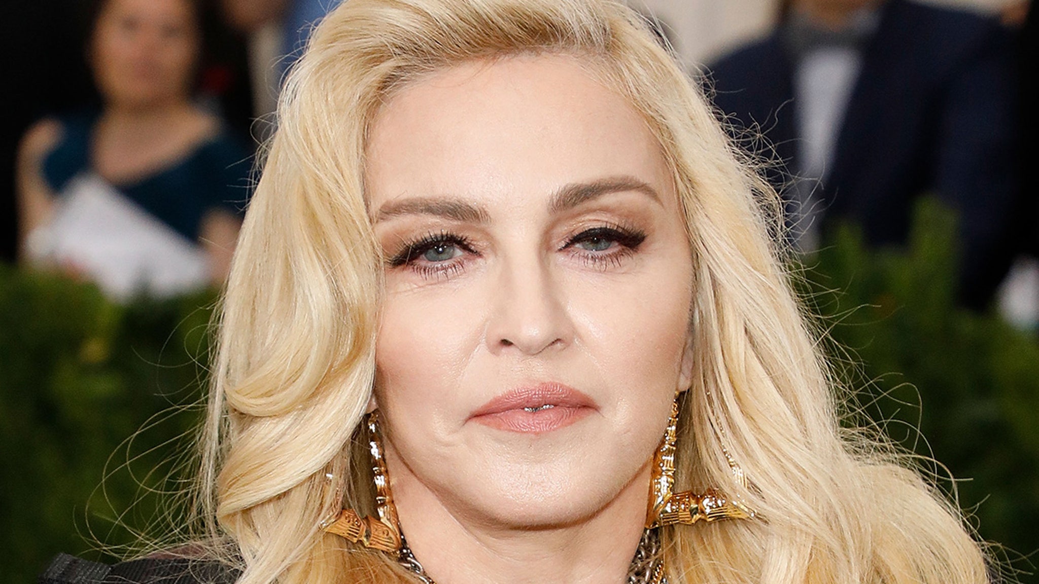 Madonna sigue débil, la lenta recuperación hace que el lanzamiento de Celebration World Tour sea incierto