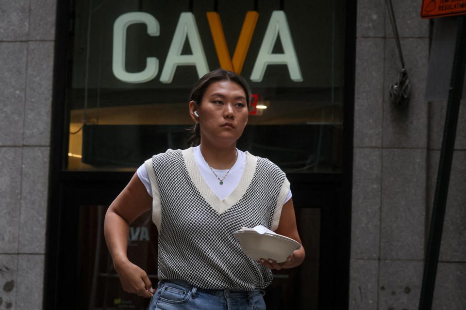 Un cliente sale del restaurante Cava en la ciudad de Nueva York, EE. UU., 22 de junio de 2023. REUTERS/Brendan McDiarmid
