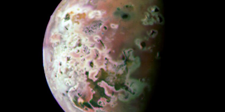 Juno enfoca mejor la luna Io de Júpiter