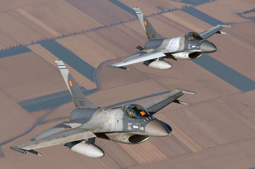 Se muestran aviones de combate F-16