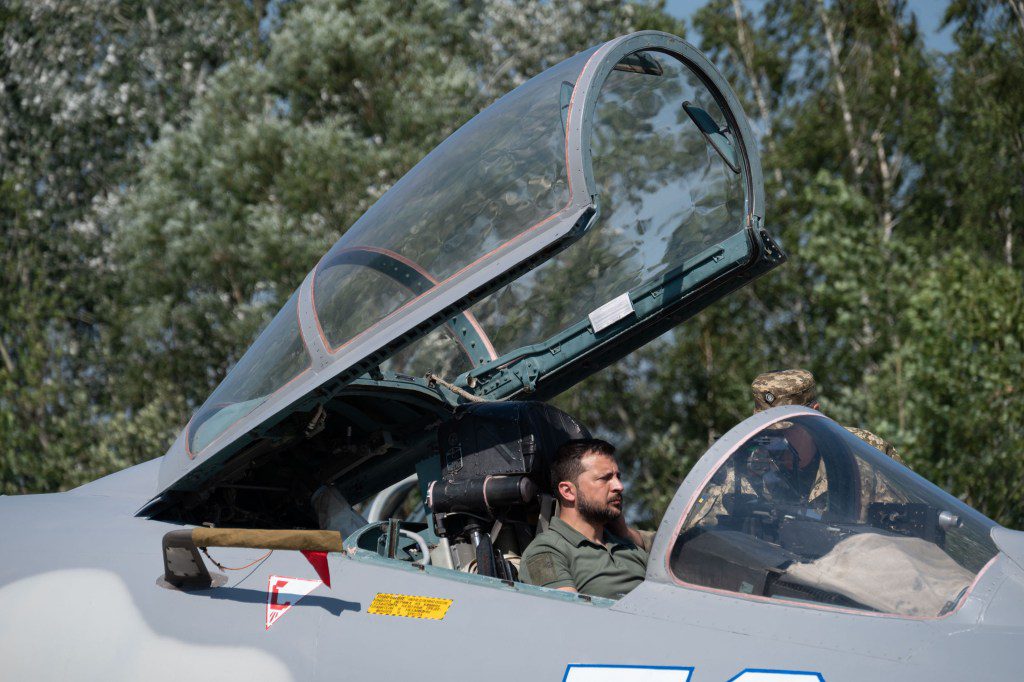 El presidente ucraniano Volodymyr en la imagen de un avión de combate