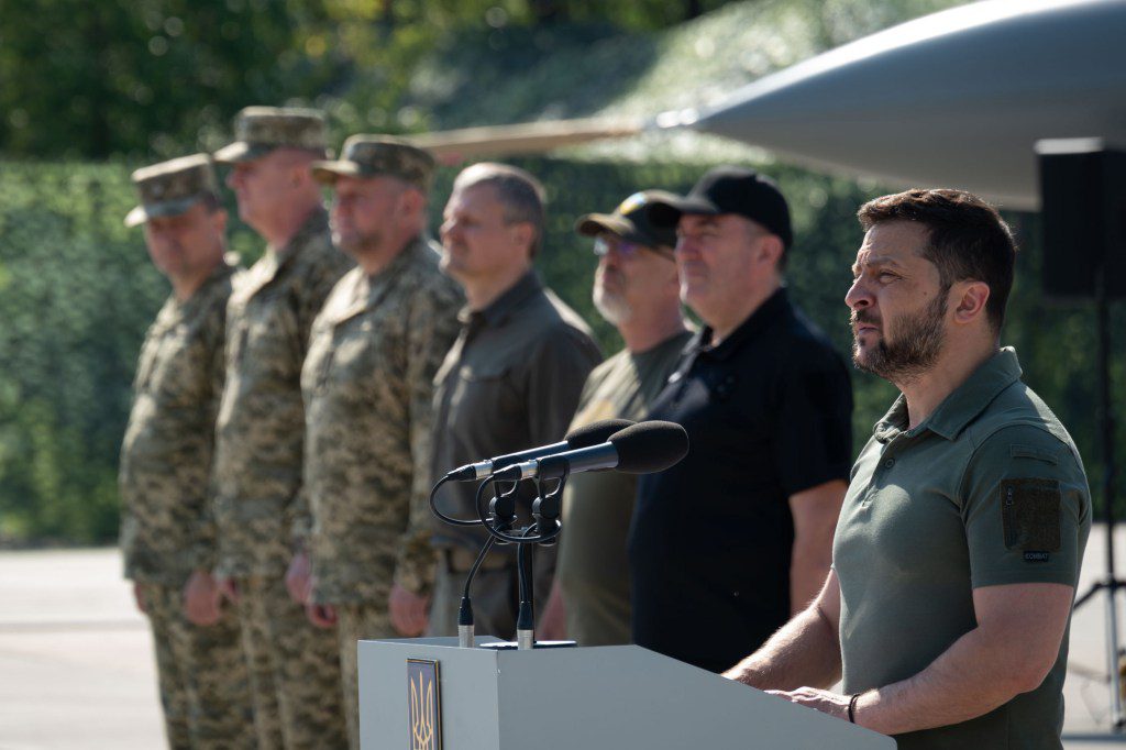 Zelensky fue filmado hablando con las fuerzas armadas frente a un avión de combate.